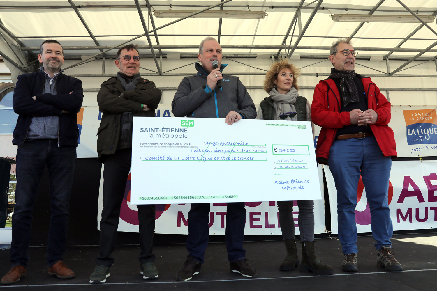 remise de cheque Ligue contre le cancer