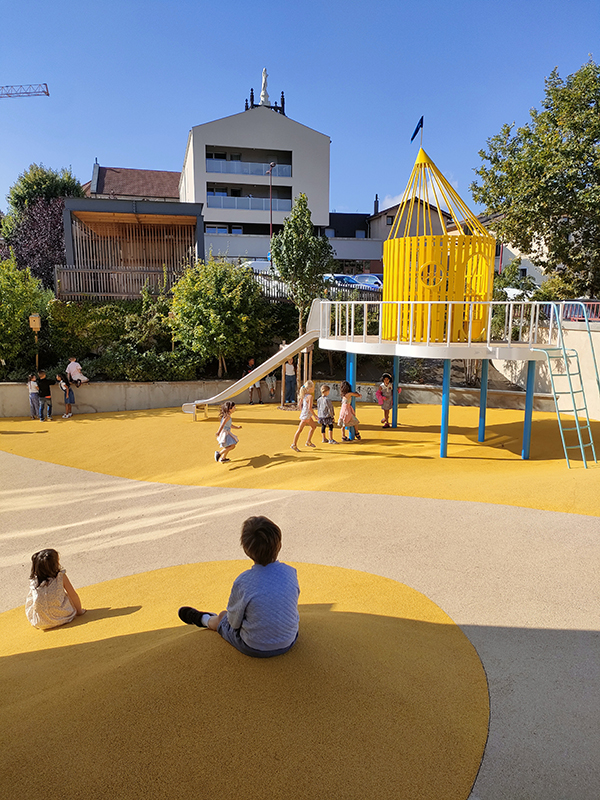cours d'école avec enfants