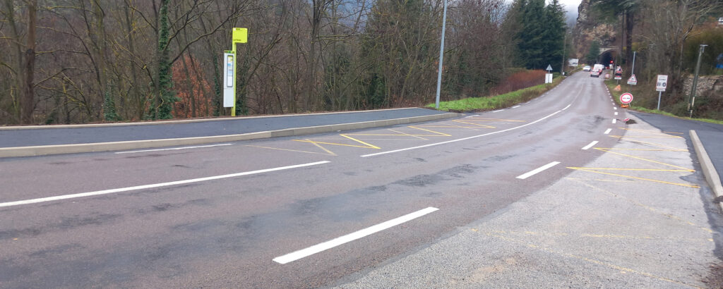 Quai de bus Perrots à Saint-Paul-en-Cornillon