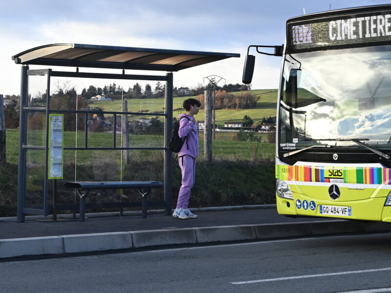 Quai de bus à Saint-Victor-sur-Loire