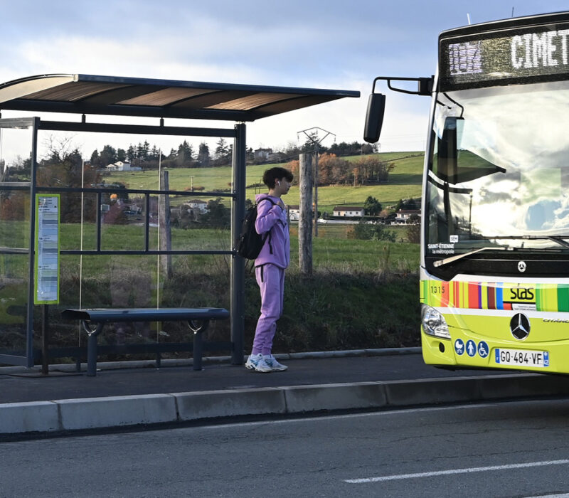 Quai de bus à Saint-Victor-sur-Loire