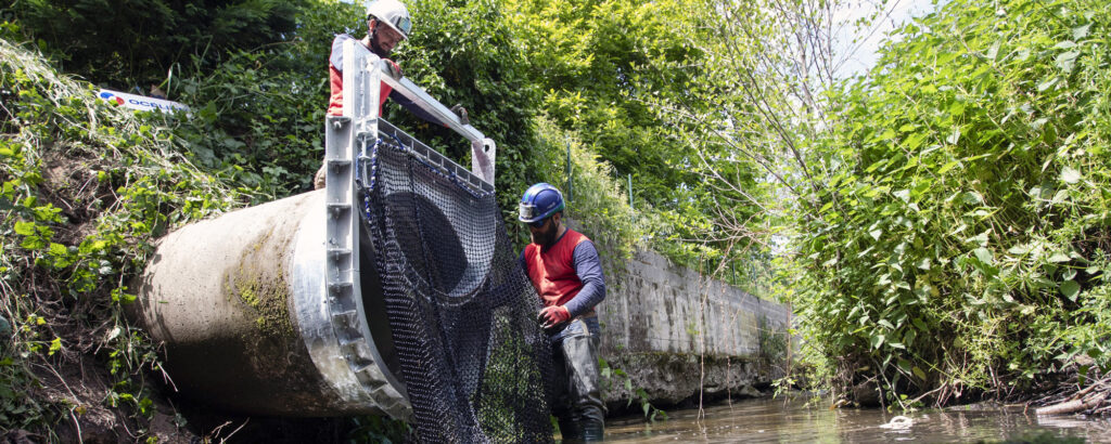 Filet anti-déchets dans la rivière