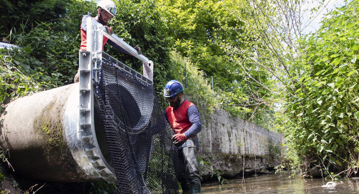 Filet anti-déchets dans la rivière
