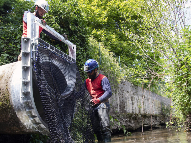 Filet anti-déchets dans la rivière
