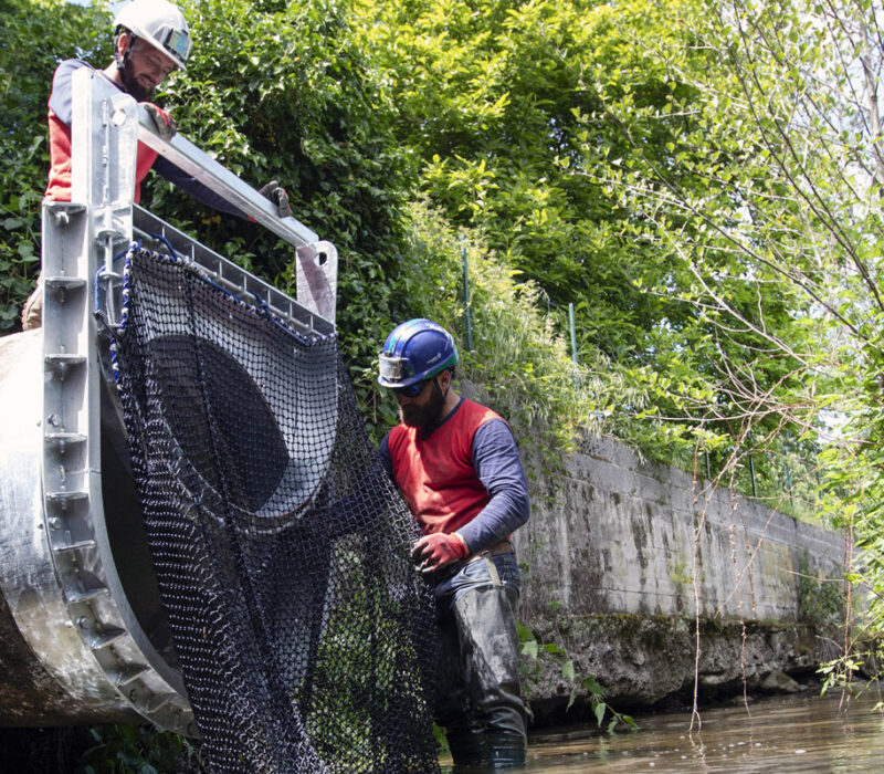 Filet anti-déchets dans la rivière