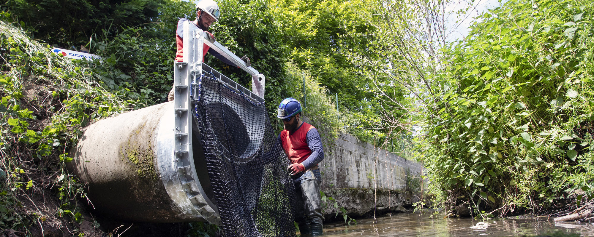 Filet anti-déchets dans la rivière