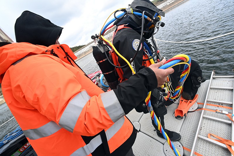 Plongeurs - inspection du barrage