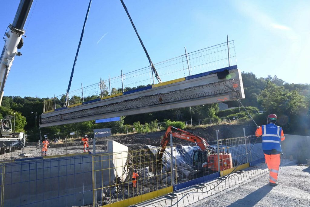 chantier de pose de grosses poutres en béton