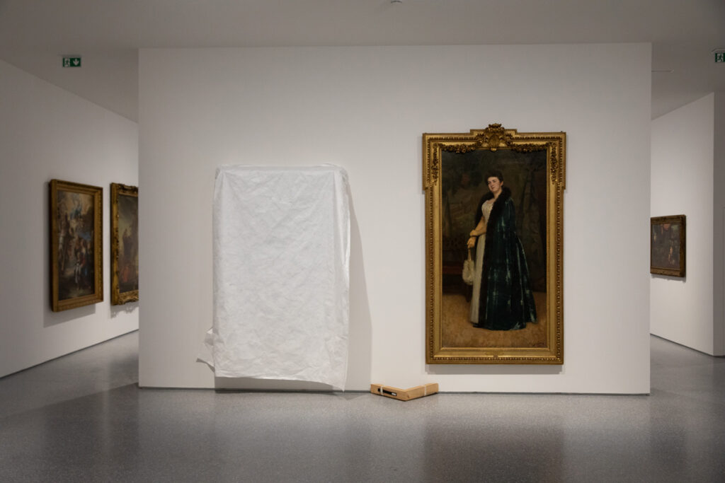 Montage dans l'exposition Hors Format, 2024. Photo Pierre Grasset