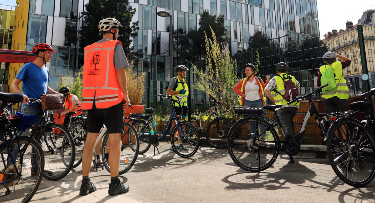 plusieurs personnes en vélo en ville