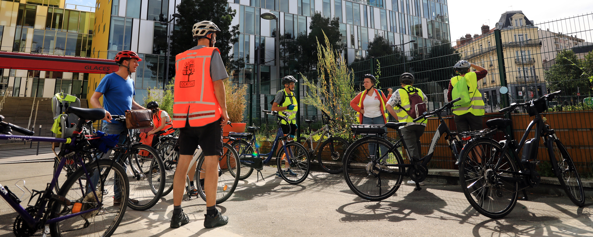 plusieurs personnes en vélo en ville
