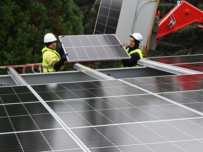 Pose de panneaux photovoltaïques à l'Opéra