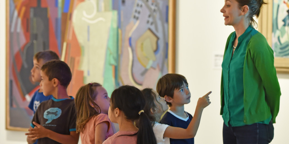 Visite enfant devant Albert Gleizes, Peinture à sept éléments, 1924 - 1934 - C. Piérot / Saint-Étienne Metropole