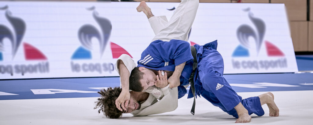 deux judokas en action sur un tatamis