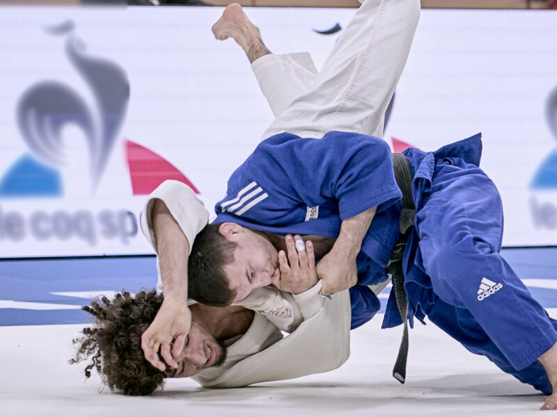 deux judokas en action sur un tatamis