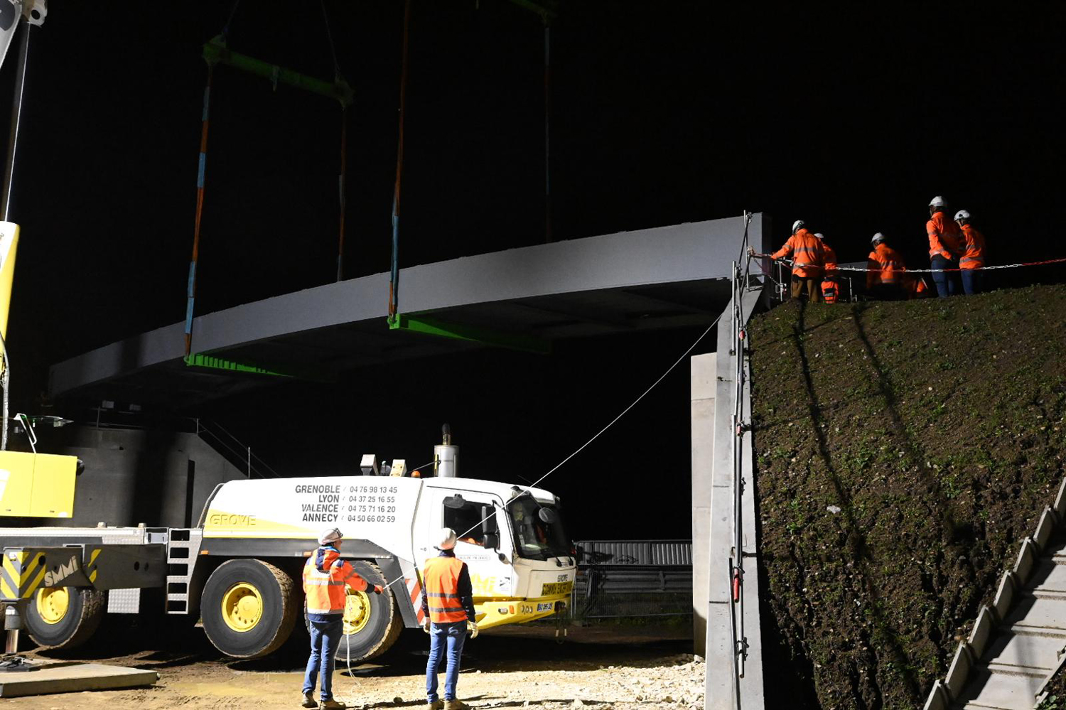 Pose de la passerelle à Andrézieux-Bouthéon