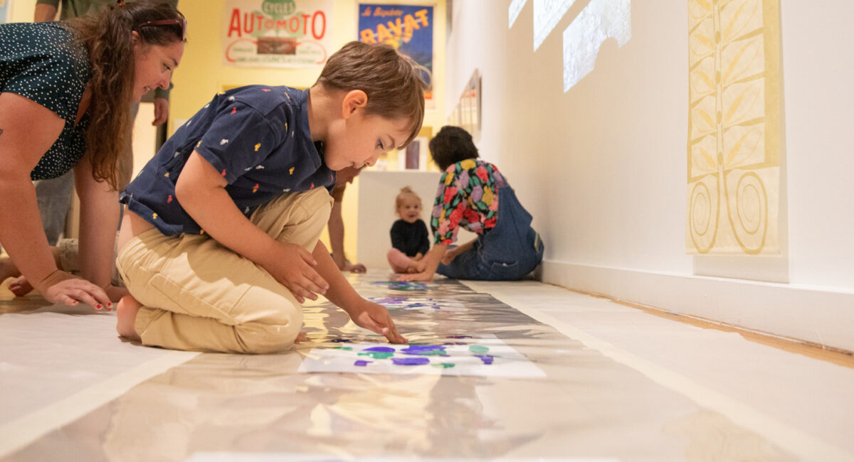 enfant dessinant avec ses mains