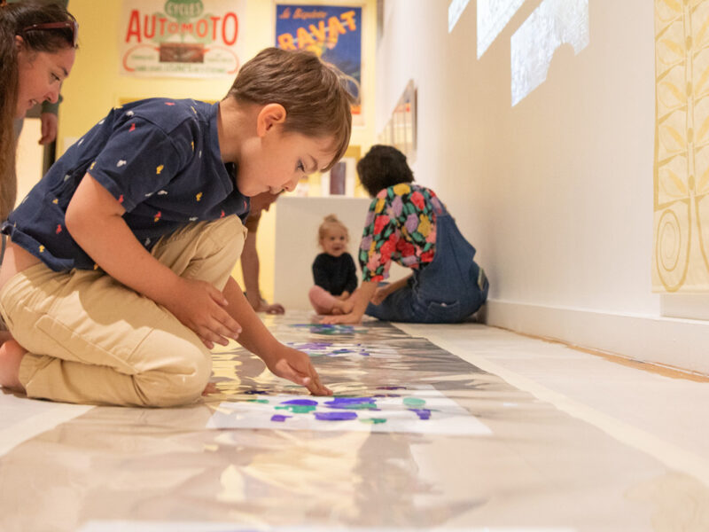 enfant dessinant avec ses mains