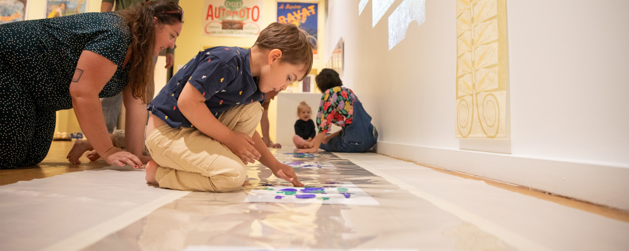 enfant dessinant avec ses mains