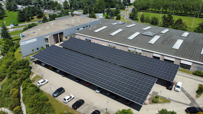 Panneaux photovoltaïques installés sur la toiture d'un parking
