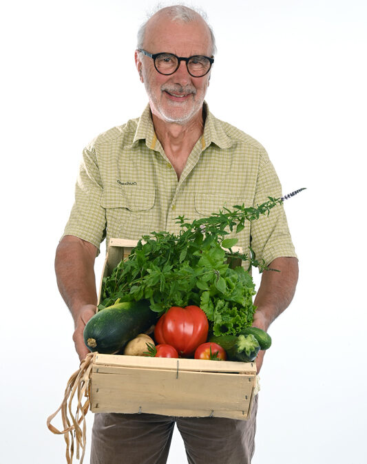 Bernard DUCOEUR portant une caisse de légumes