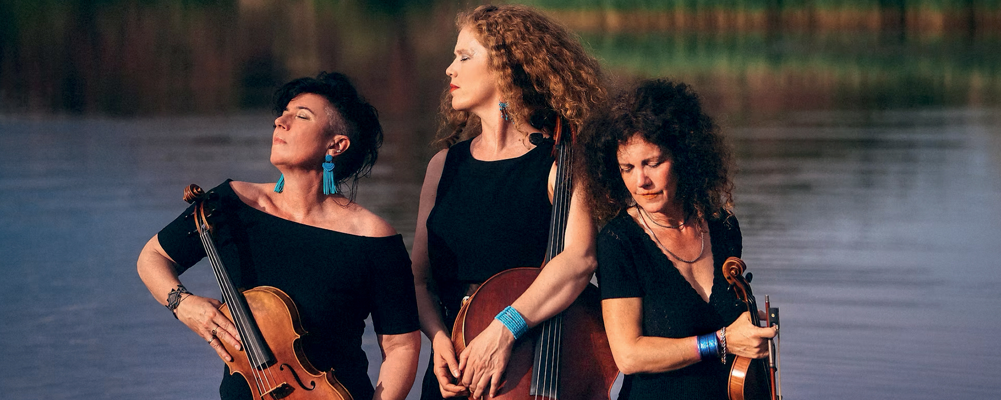 3 femmes avec des instruments de musique en main