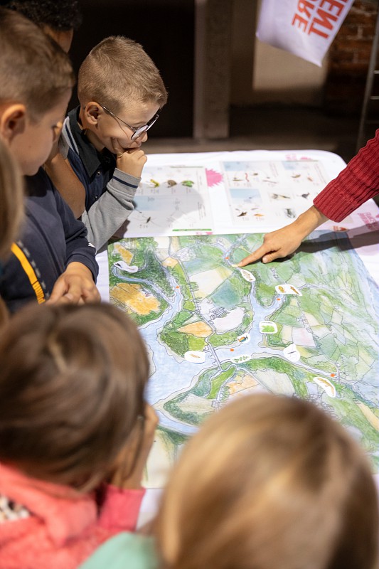 Enfants devant une carte expliquant le fonctionnement des rivières et des inondations