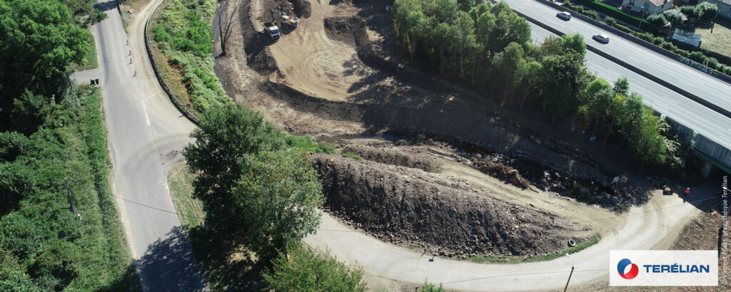 Vue aérienne de travaux sous une autoroute