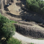 Vue aérienne de travaux sous une autoroute