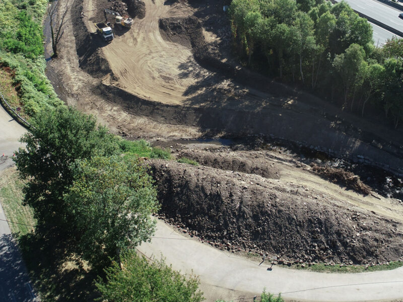 Vue aérienne de travaux sous une autoroute