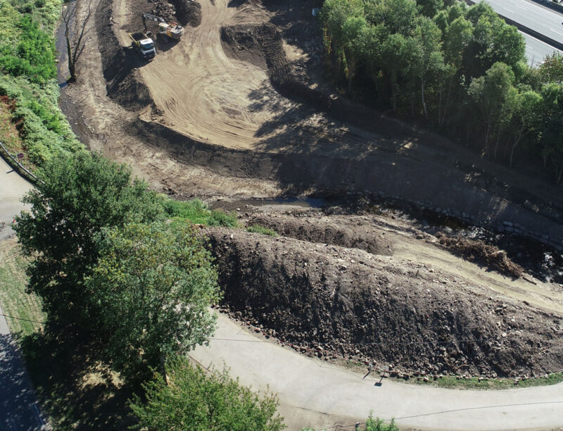 Vue aérienne de travaux sous une autoroute