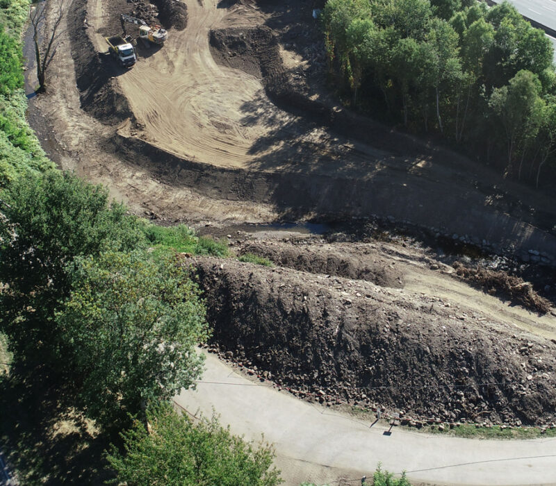 Vue aérienne de travaux sous une autoroute