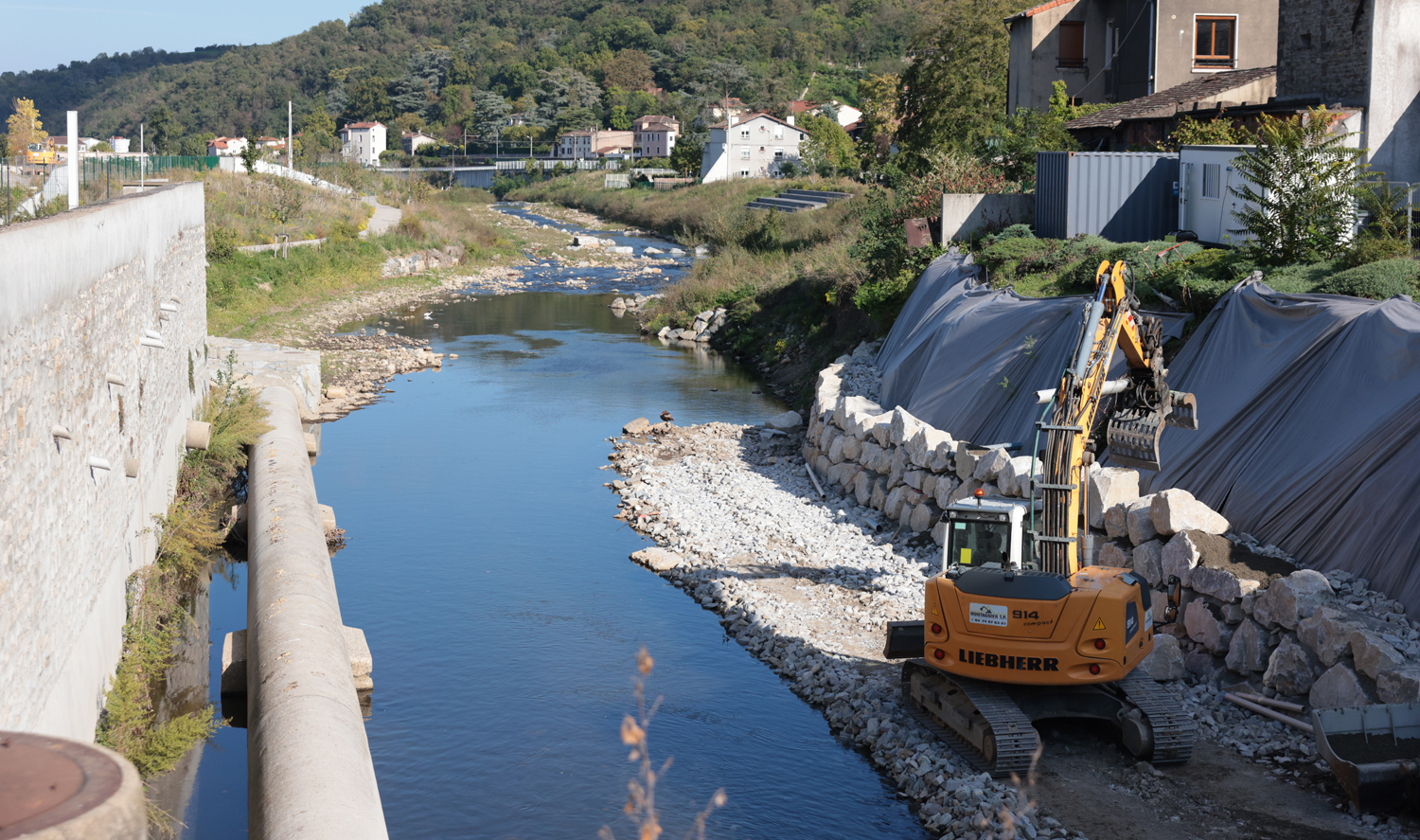 Travaux sur les berges d'une rivière