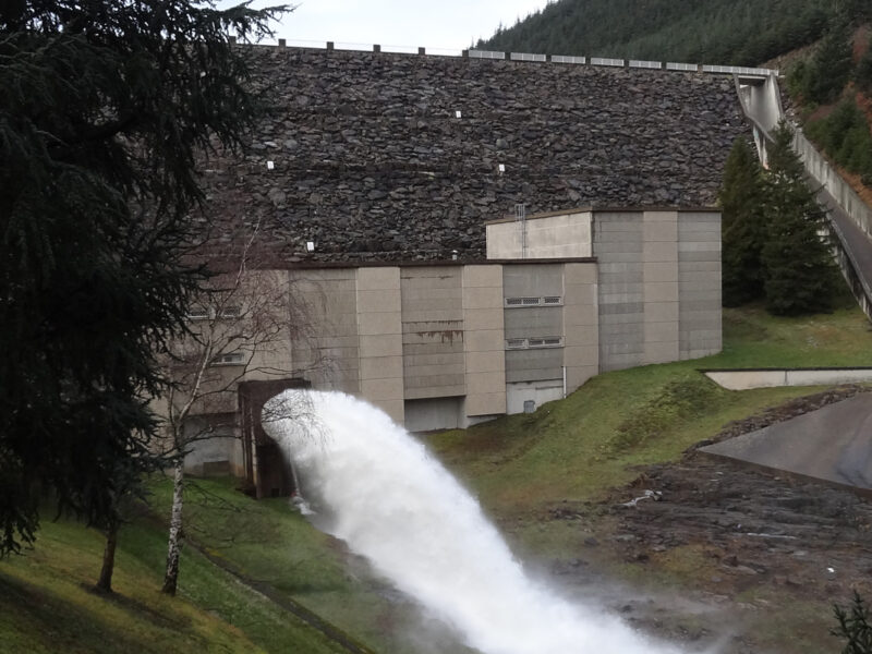 Barrage en cours de vidange