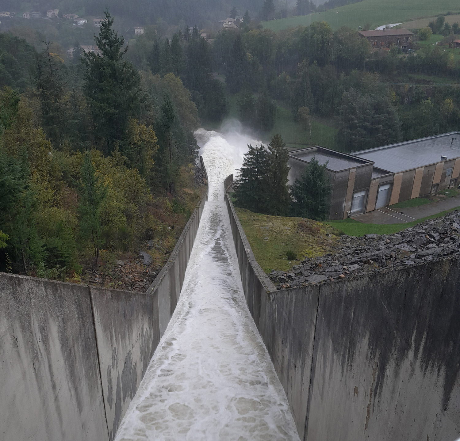 Barrage en cours de vidange