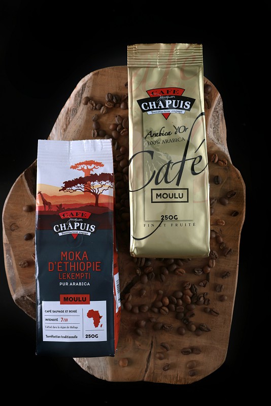 Deux sacs de cafés Chapuis entourés de grains de cafés