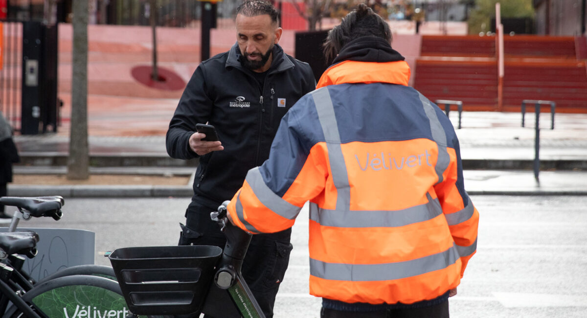 Un agent VéliVert et son stagiaire