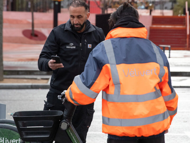 Un agent VéliVert et son stagiaire