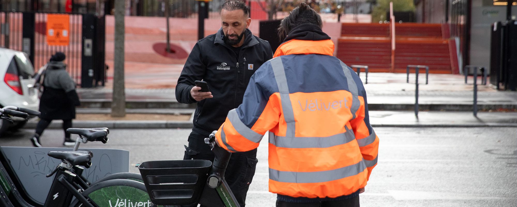 Un agent VéliVert et son stagiaire