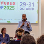 une femme qui parle devant une assemblée