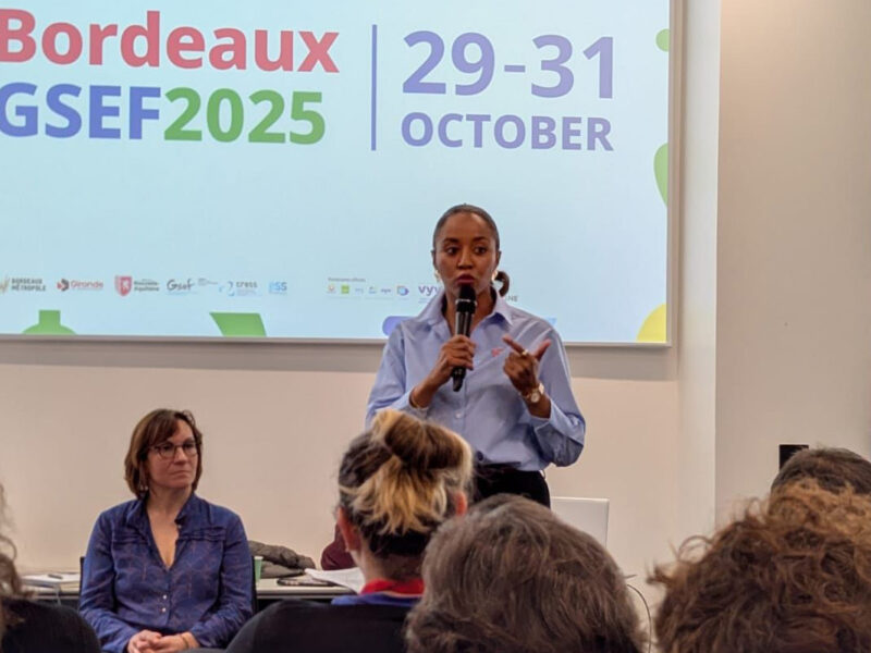 une femme qui parle devant une assemblée
