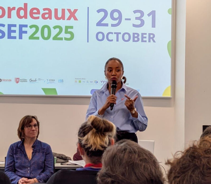 une femme qui parle devant une assemblée