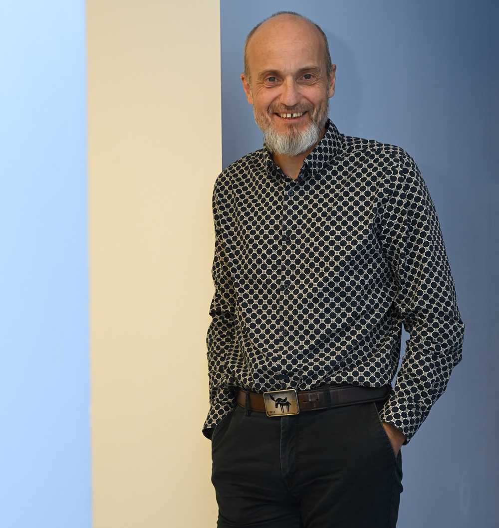 Un homme debout souriant