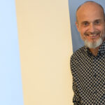 Un homme debout souriant