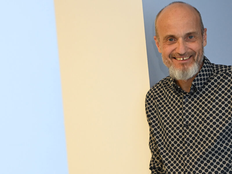 Un homme debout souriant