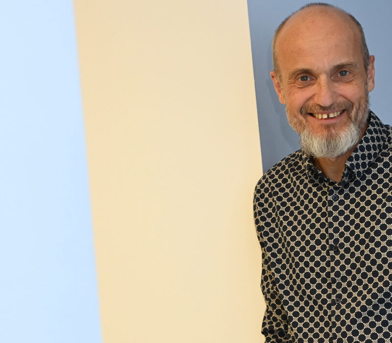 Un homme debout souriant