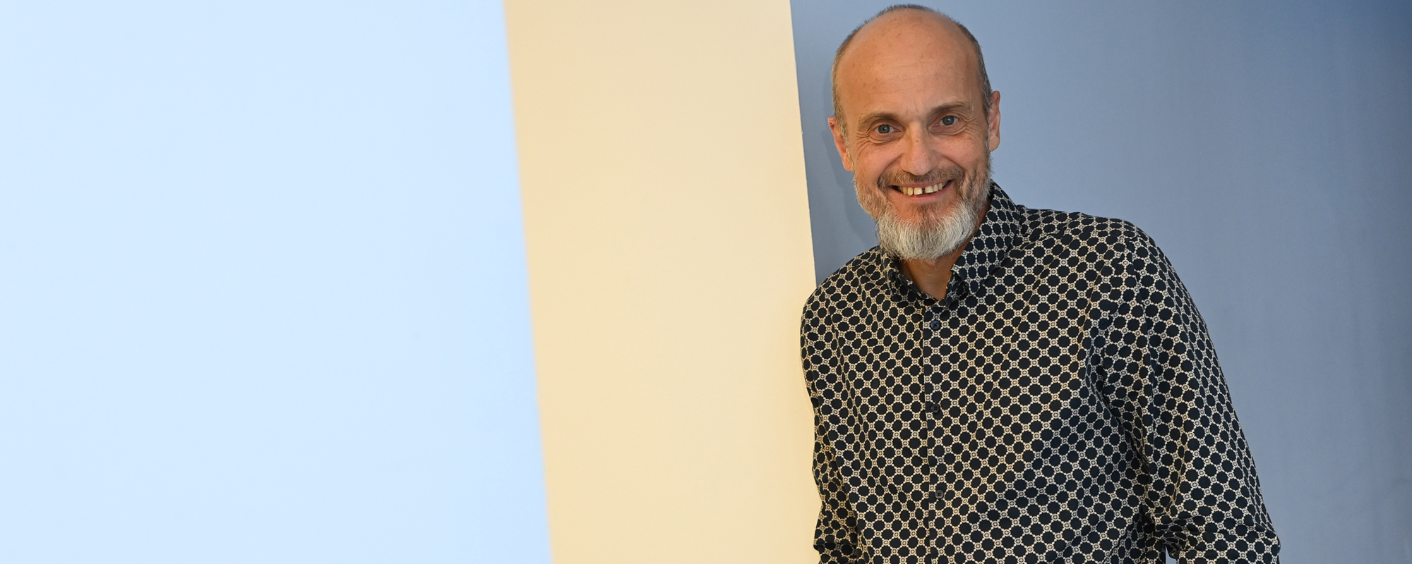 Un homme debout souriant