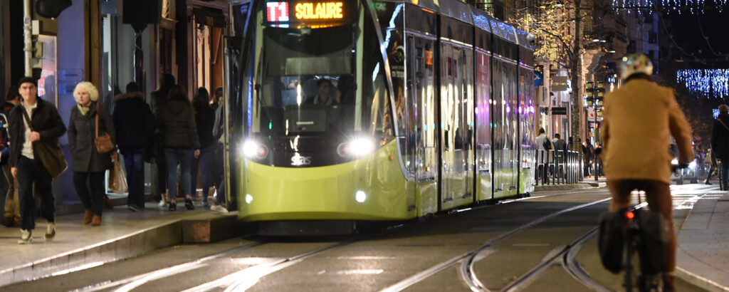 Tramway et vélo de nuit