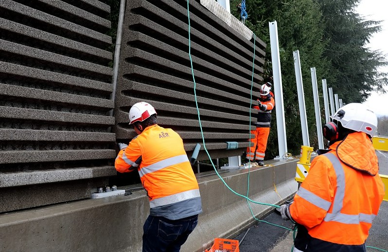 Installation de mur anti-bruit par 3 ouvriers