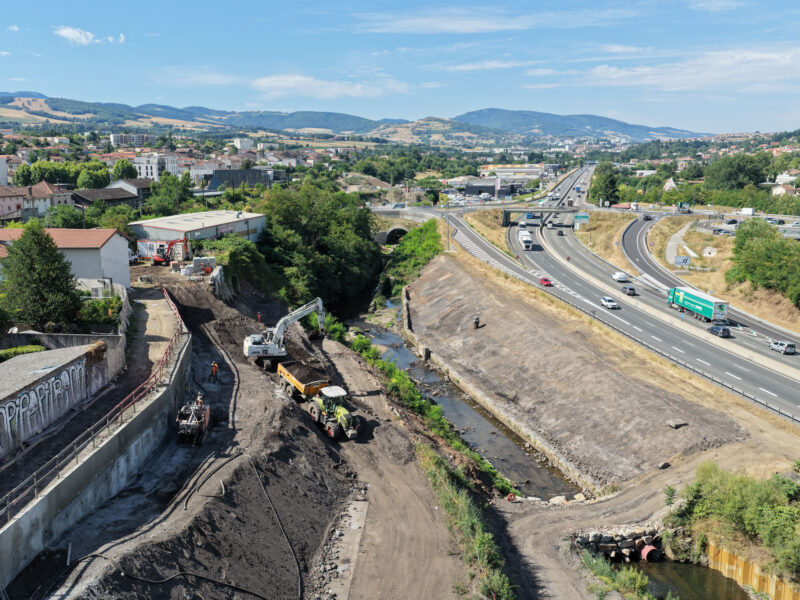 Vue aérienne du chantier d'aménagement des berges du Gier - La Grand'Croix